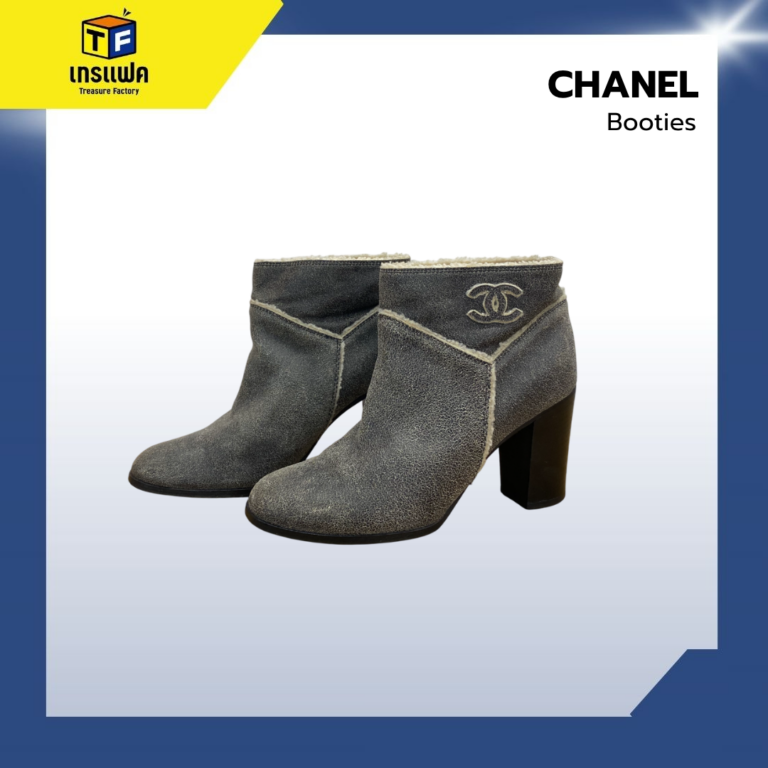 ดีไซน์ที่ไม่เคยตกยุค รองเท้าบูท CHANEL