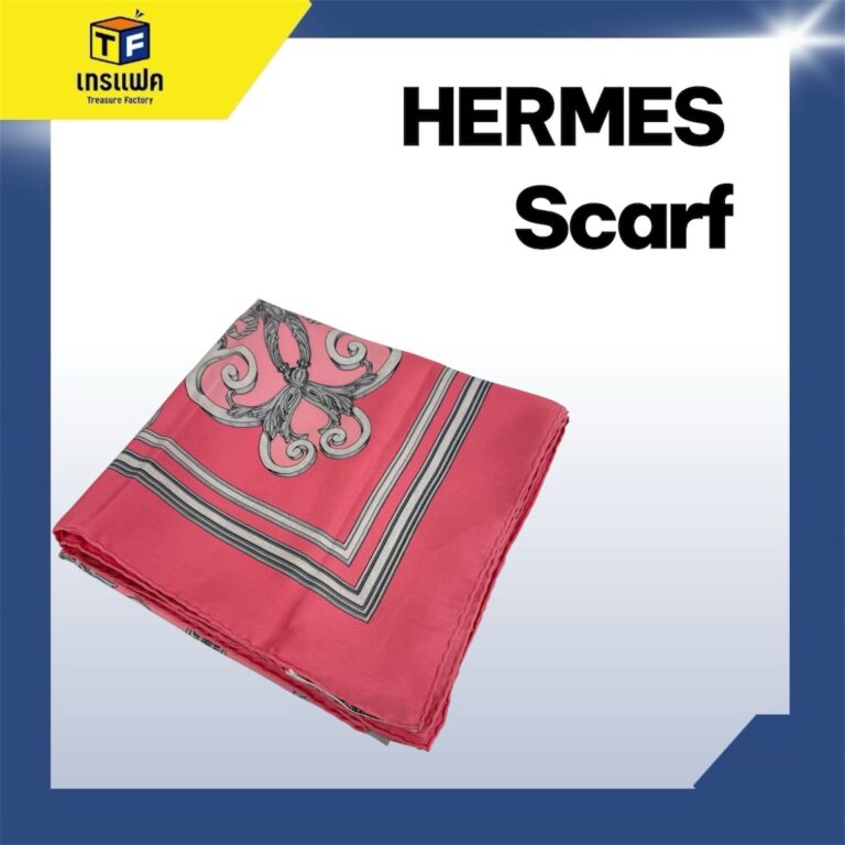 อย่าพลาดโอกาสในการครอบครองชิ้นงานศิลปะบนผ้าไหมนี้ ที่จะทำให้ทุกย่างก้าวของคุณเต็มไปด้วยความสง่างามของ Christian Dior!