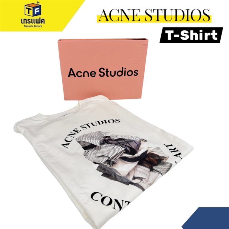 การเลือกซื้อเสื้อยืดจาก Acne Studios ไม่ใช่แค่การซื้อเสื้อผ้าพื้นฐาน แต่มันคือการลงทุนใน “ความเรียบง่ายที่มีจริต”